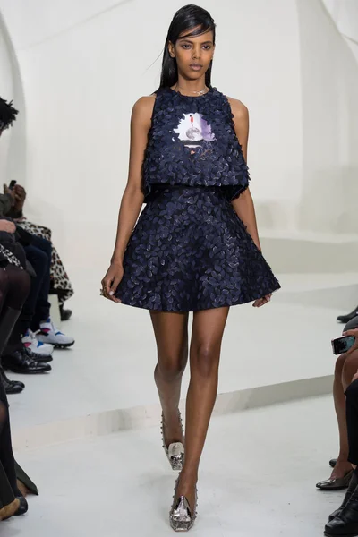 Look 16